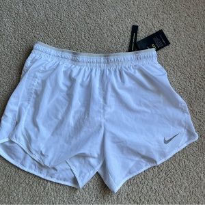 NIKE WOMENS RUNNING SHORT. WHITE. SIZE MEDIUM.